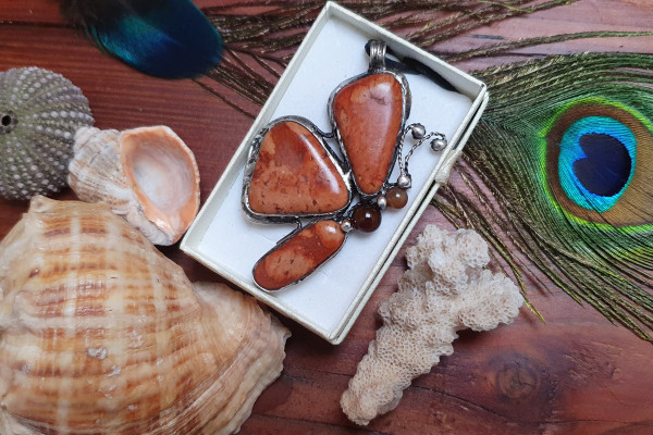 Náhrdelník - Motýlek - autorský  cínovaný šperk s Mramorem a  minerálními korálky