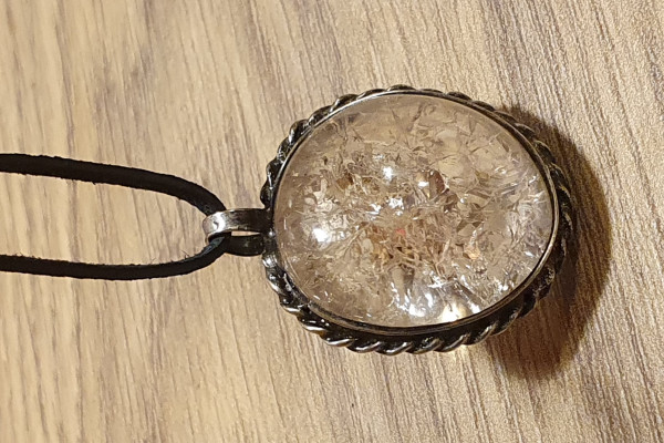 Náhrdelník - autorský  cínovaný šperk s pukaným Křišťálem